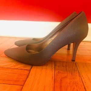 BCBG Paris pointed tow pumps / heels